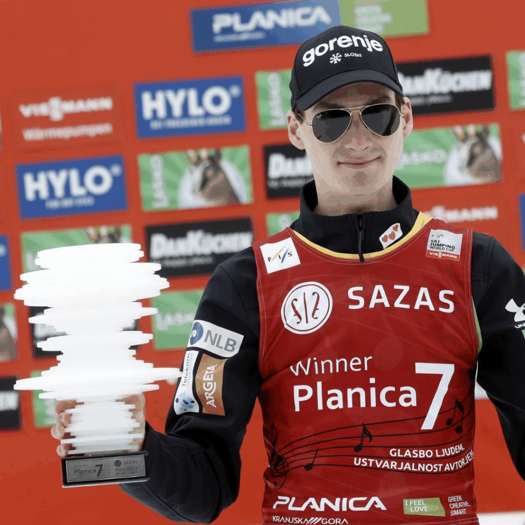 Domen Prevc s trofejo izdelano v Chemets 2026